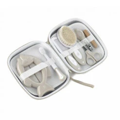 Jané Set Igiene Per Neonato Con Forbici, Pettini, Spazzolino, Lima E Termometro 9 Jané Set Igiene Per Neonato Con Forbici, Pettini, Spazzolino, Lima E Termometro -Negozio Di Prodotti Per Bambini 0092242 jane set igiene per neonato con forbici pettini spazzolino lima e termometro