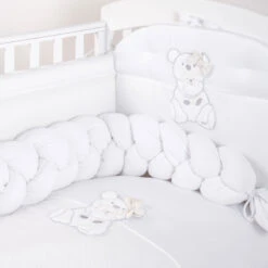Picci Riduttore Treccia Bombolino Per Letto Neonato 25x125cm - Bianco 5 Picci Riduttore Treccia Bombolino Per Letto Neonato 25x125cm - Bianco -Negozio Di Prodotti Per Bambini 0094409 picci riduttore treccia bombolino per letto neonato 25x125cm bianco
