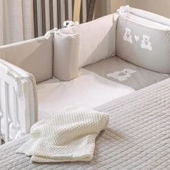 Set 4pz Rivestimento Tessile Piumino, Coprimaterasso, Federa, 2 Paracolpi Per Lettino Lella - Orso -Negozio Di Prodotti Per Bambini 0094503 set 4pz rivestimento tessile piumino coprimaterasso federa 2 paracolpi per lettino lella orso