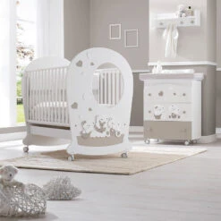 Erbesi Lettino Ovale Mirtillo In Legno Di Faggio Massello Con Materassino Ortopedico - Bianco E Tortora -Negozio Di Prodotti Per Bambini 0101029 erbesi lettino ovale mirtillo in legno di faggio massello con materassino ortopedico bianco e tortor