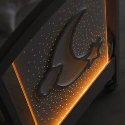 Erbesi Lettino Moon Wifi In Legno Di Faggio Con Pannello In Plexiglass Serigrafato E Luci Led 7 Erbesi Lettino Moon Wifi In Legno Di Faggio Con Pannello In Plexiglass Serigrafato E Luci Led -Negozio Di Prodotti Per Bambini 0101080 erbesi lettino moon wifi in legno di faggio con pannello in plexiglass serigrafato e luci led
